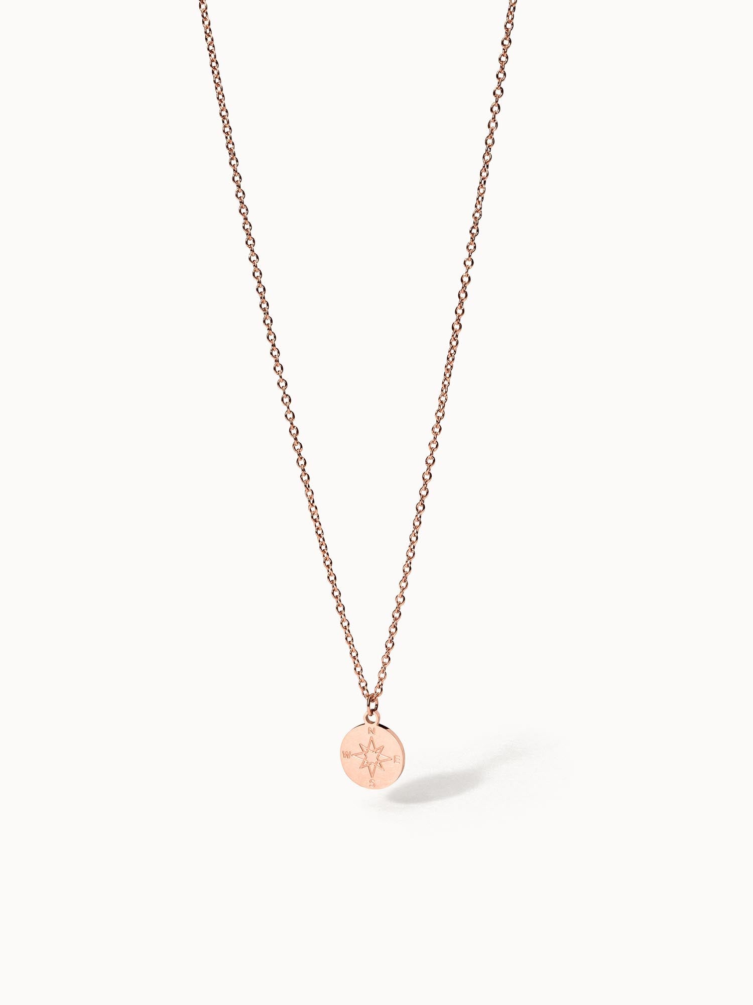 PURELEI Compass Kette aus rosévergoldetem Edelstahl mit filigranem Kompass-Anhänger, elegant und zeitlos.