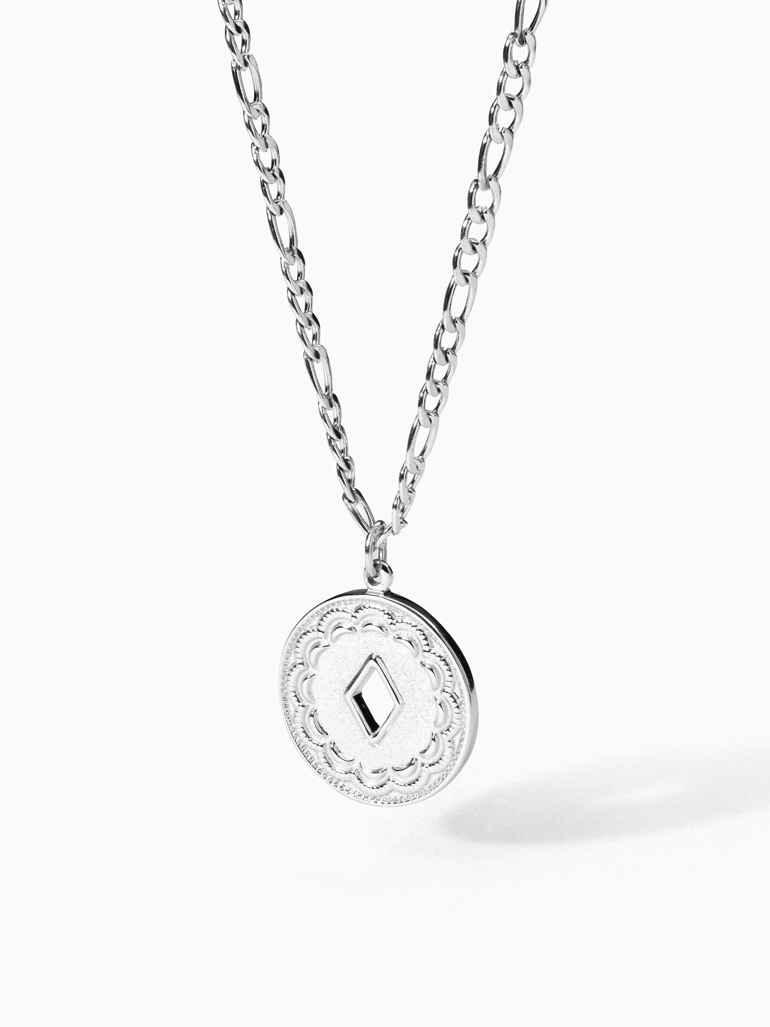 Silberne Lolani Kette mit gemustertem Coin und Ausstanzung, edel und feminin, Purelei Design, nickelfrei.