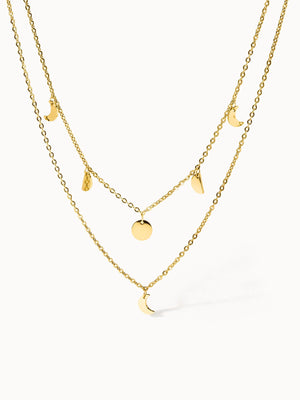 Zweigliedrige PURELEI Luna Kette in 18K Gold mit filigranen Mondanhängern, elegant und feminin gestaltet.