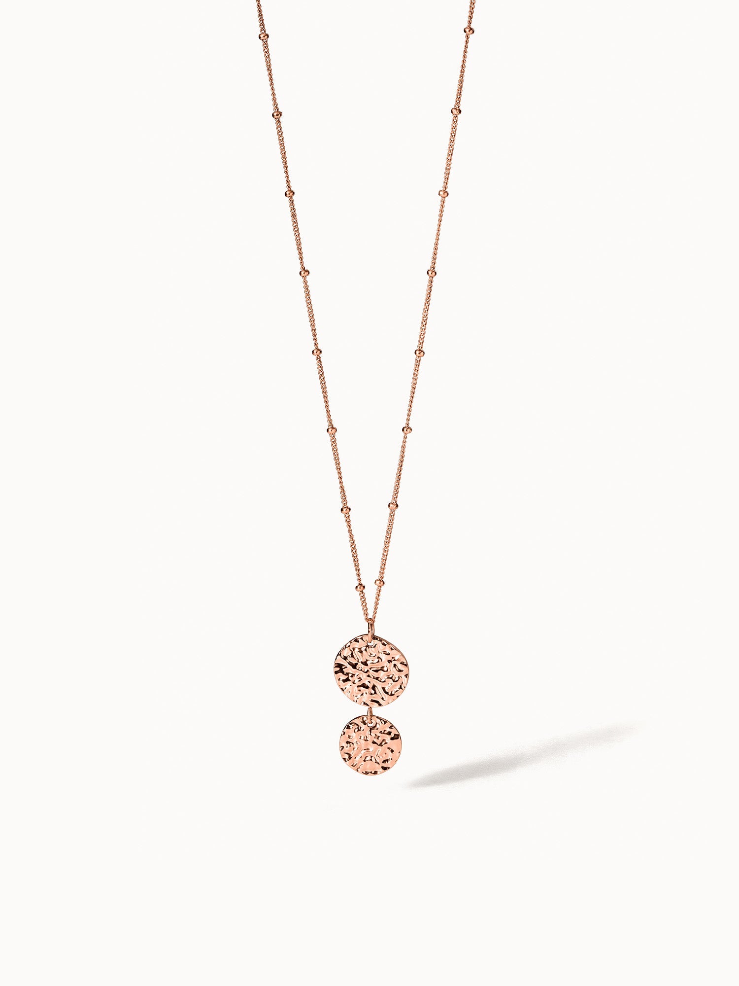 PURELEI Malihini Coin Kette in 18K Roségold mit strukturierten Anhängern, elegant und feminin inszeniert vor hellem Hintergrund