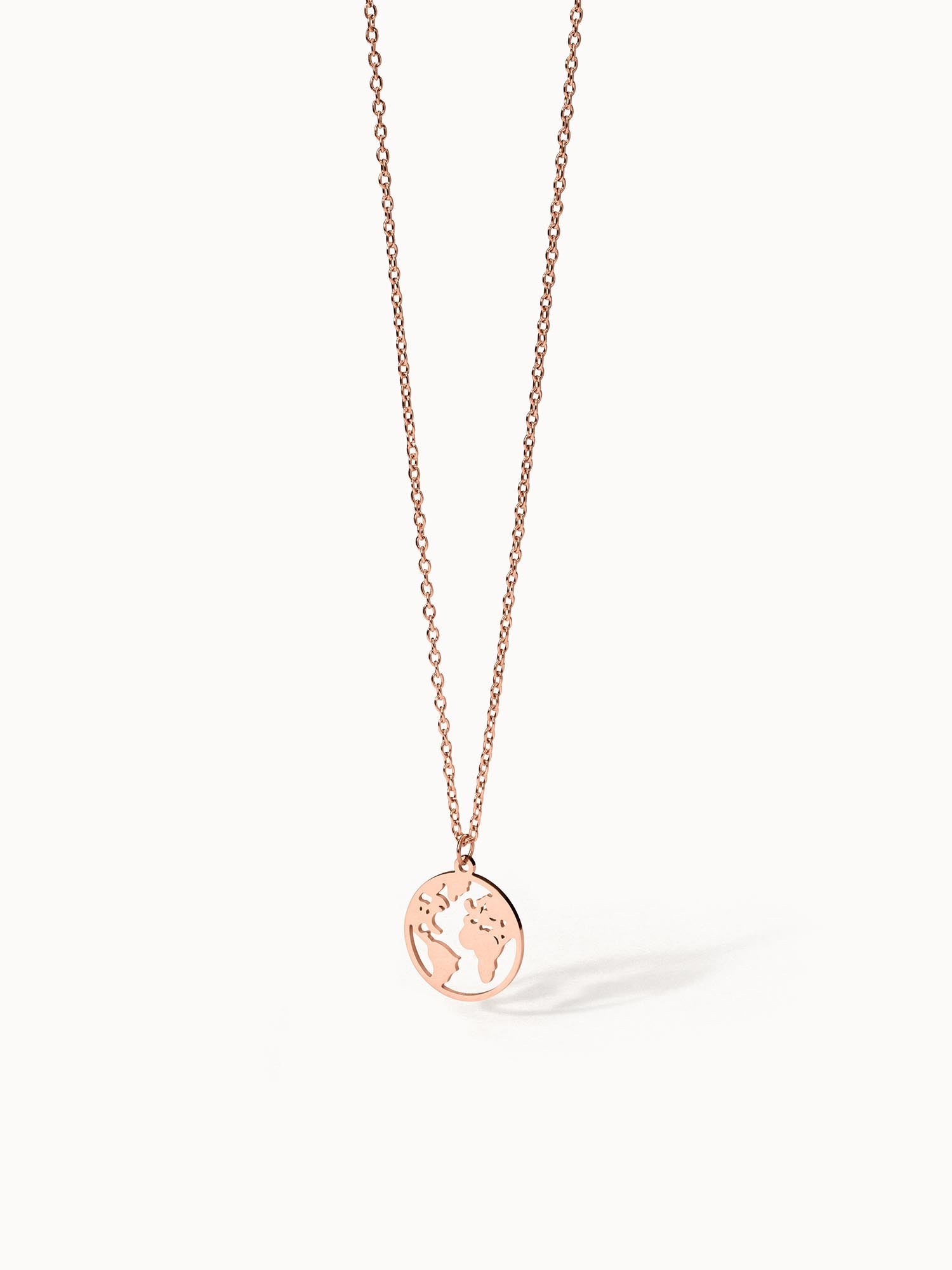 PURELEI World Map Kette in Roségold mit filigranem Weltkarten-Anhänger, elegant und feminin, perfekt für Reisegefühle.