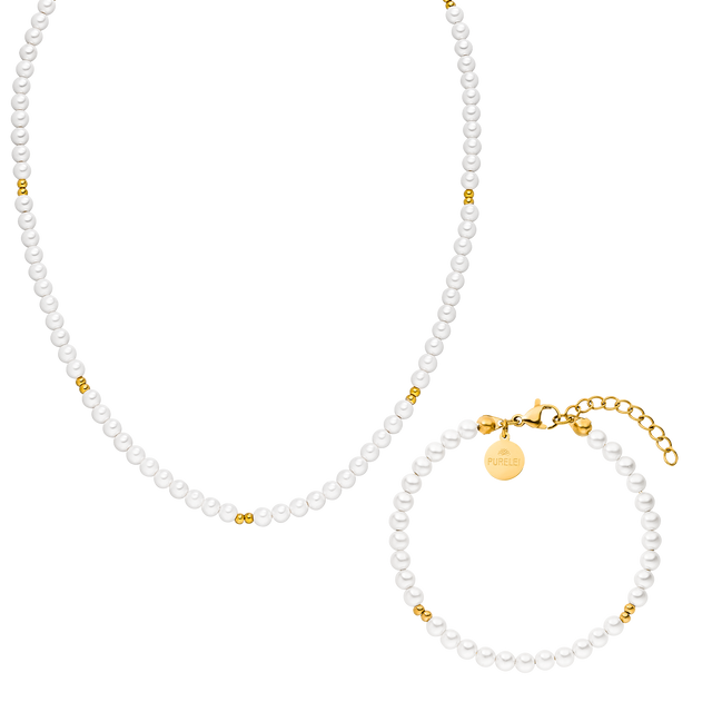 Weißes Perlenarmband und -kette mit goldenen Akzenten von PURELEI, elegant und feminin.