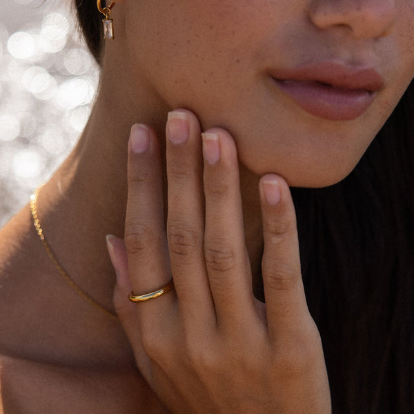 Glossy Ring aus 18K vergoldetem Edelstahl, getragen am Finger, strahlt zeitlose Eleganz und pure Feminität von PURELEI aus.