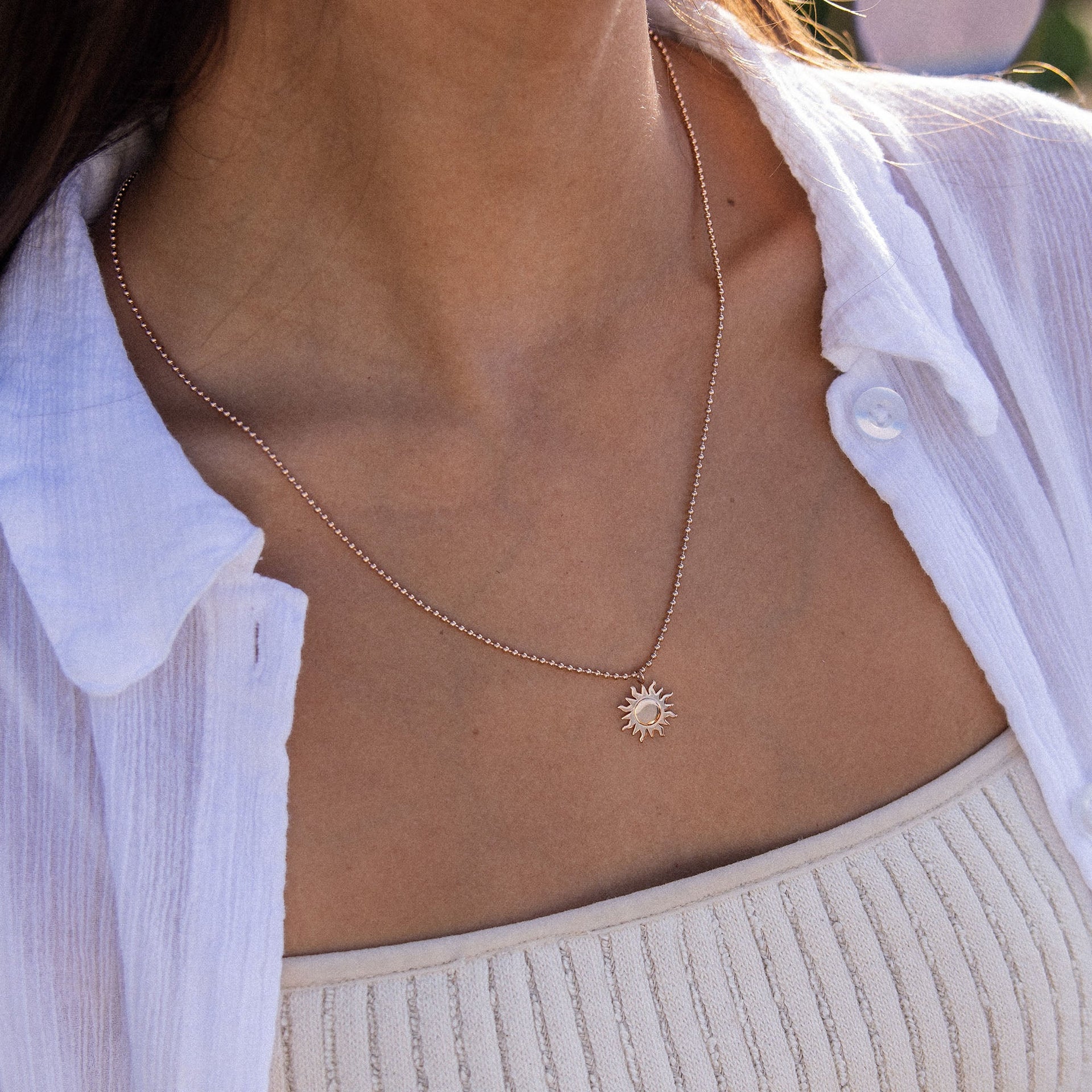 Silberne Sonnensonnenkette von PURELEI, elegant und strahlend, getragen auf Haut.