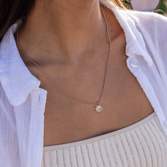 Silberne Sonnensonnenkette von PURELEI, elegant und strahlend, getragen auf Haut.