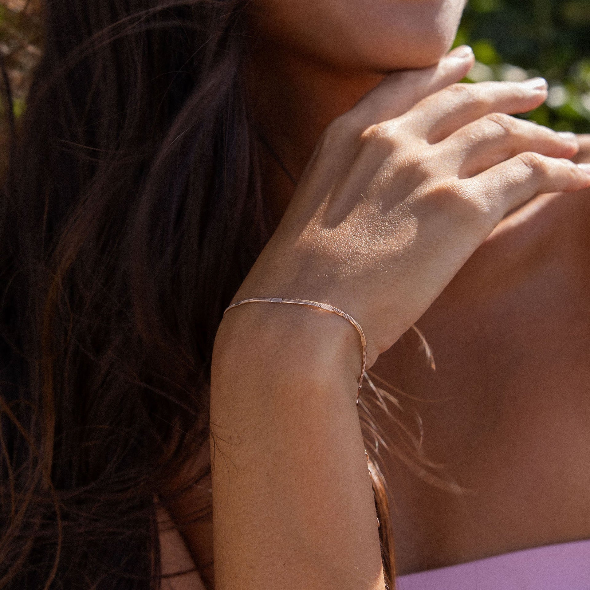 PURELEI Kanani Armband in Roségold mit feiner Struktur, getragen am Handgelenk, elegant und feminin, nickelfrei.