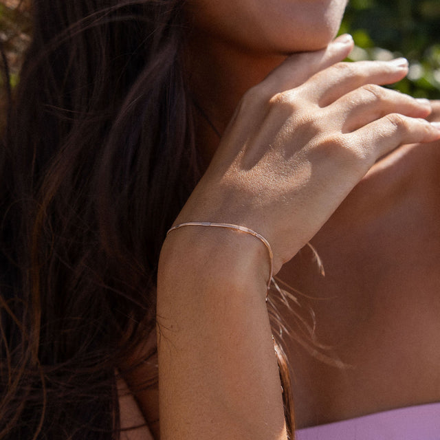 PURELEI Kanani Armband in Roségold mit feiner Struktur, getragen am Handgelenk, elegant und feminin, nickelfrei.