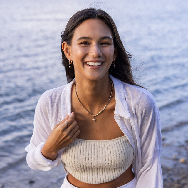 Silberne Kette mit Anhänger, getragen am Strand, PURELEI inspiriert.
