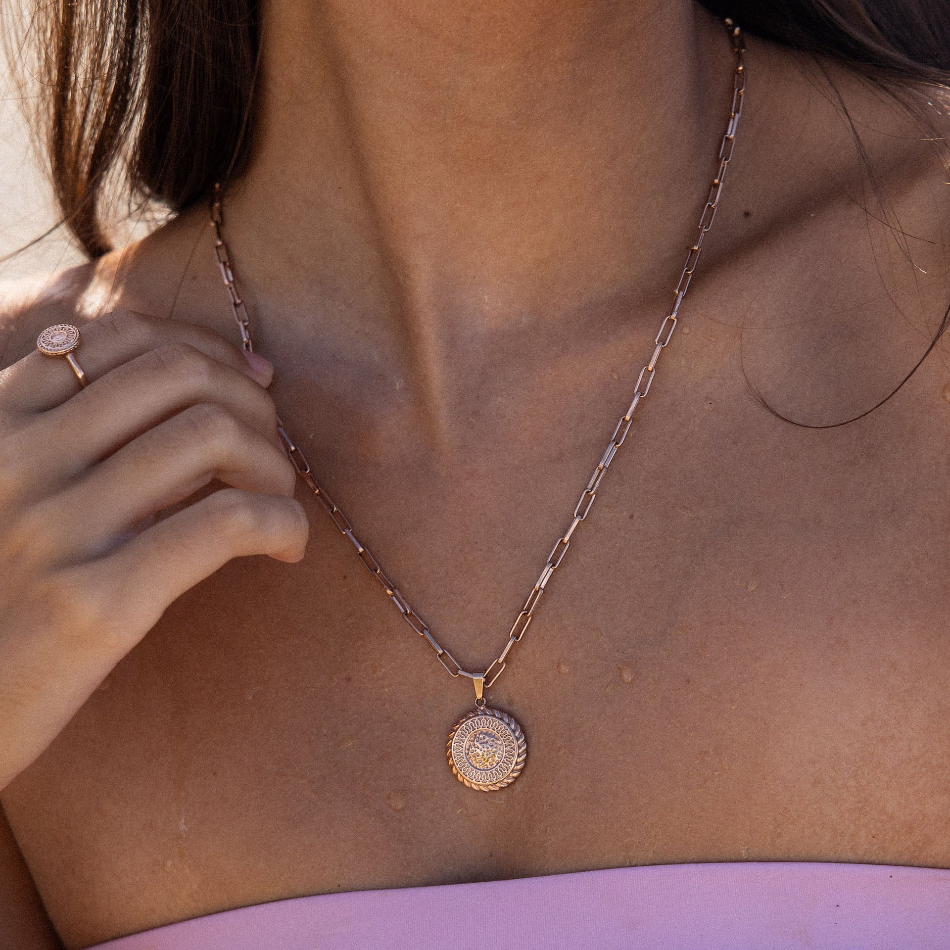 PURELEI Waina Kette in Roségold mit filigranem Charm, getragen im Sonnenlicht, elegant und feminin