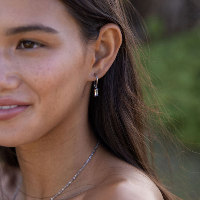 Silberne Shine Bright Ohrringe mit funkelndem Zirkonia-Anhänger, nickelfrei, natürlich und elegant getragen von PURELEI.