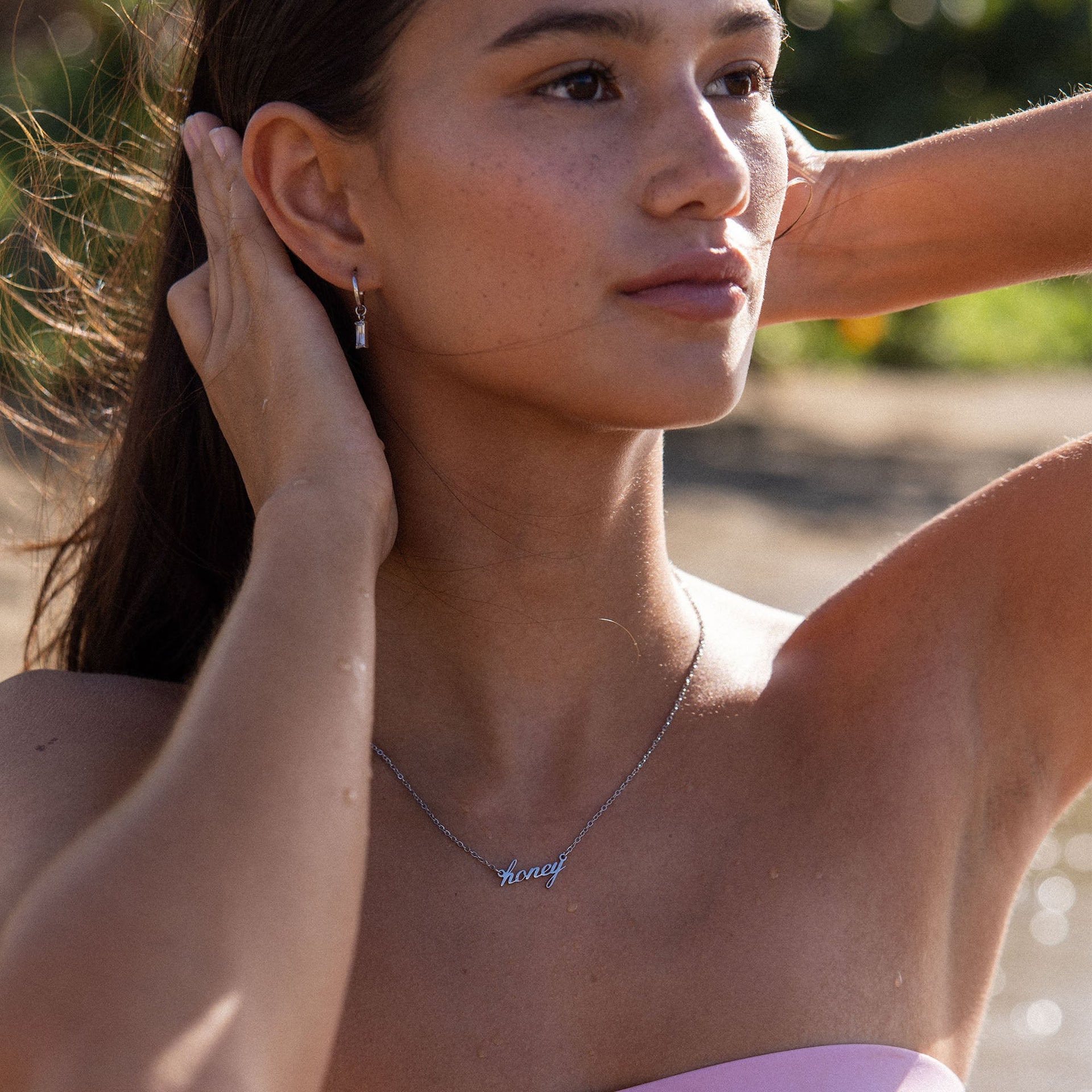 PURELEI Shine Bright Ohrringe aus nickelfreiem Silber mit Zirkonia-Anhänger, strahlend und elegant am Ohr.