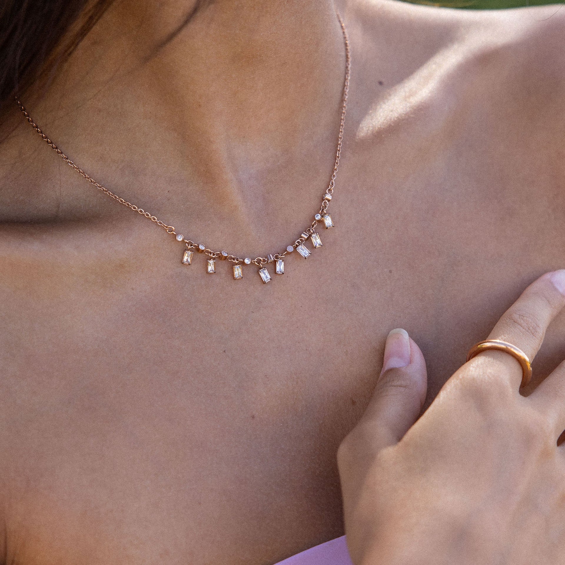 Shine Bright Kette in roségold mit Zirkonia, elegant am Hals getragen, femininer Island-Spirit von PURELEI.