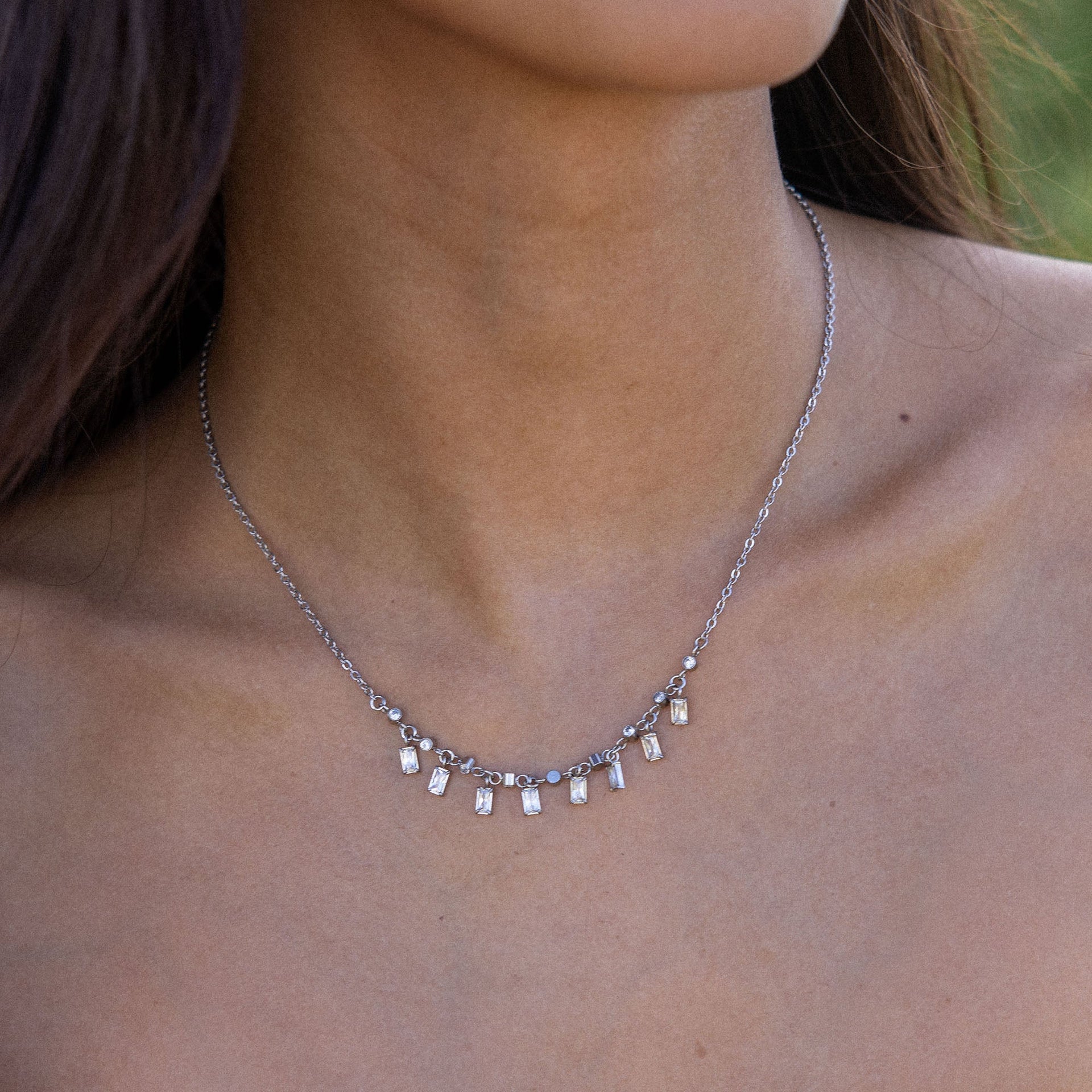 PURELEI Shine Bright Kette aus silberfarbenem Edelstahl mit funkelnden Zirkonia-Steinen, elegant und feminin getragen.