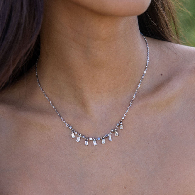 PURELEI Shine Bright Kette aus silberfarbenem Edelstahl mit funkelnden Zirkonia-Steinen, elegant und feminin getragen.