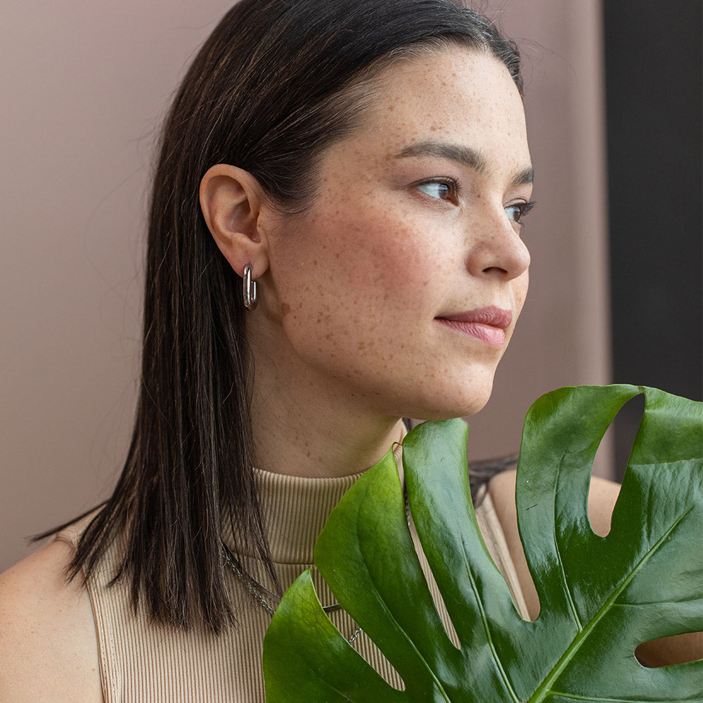 PURELEI Hula Ohrringe aus nickelfreiem Silber, minimalistische Hoops, getragen mit natürlicher Tropenblätter-Ästhetik