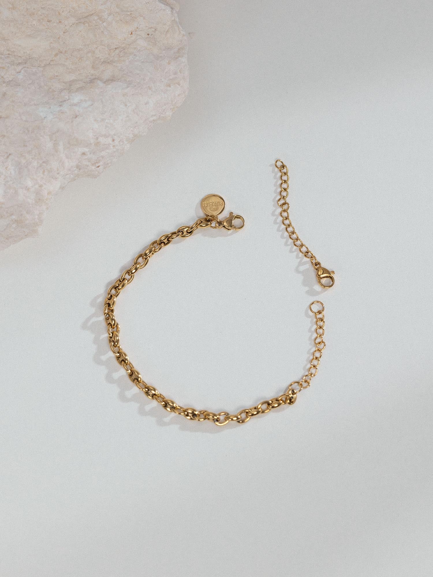 Armband Extender aus 18K vergoldetem Edelstahl, fein strukturiert, elegant auf hellem Hintergrund, PURELEI