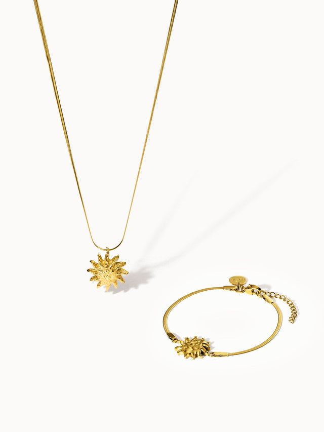 Goldene Kette und Armband mit Sonnenmotiv von PURELEI, elegant und strahlend.