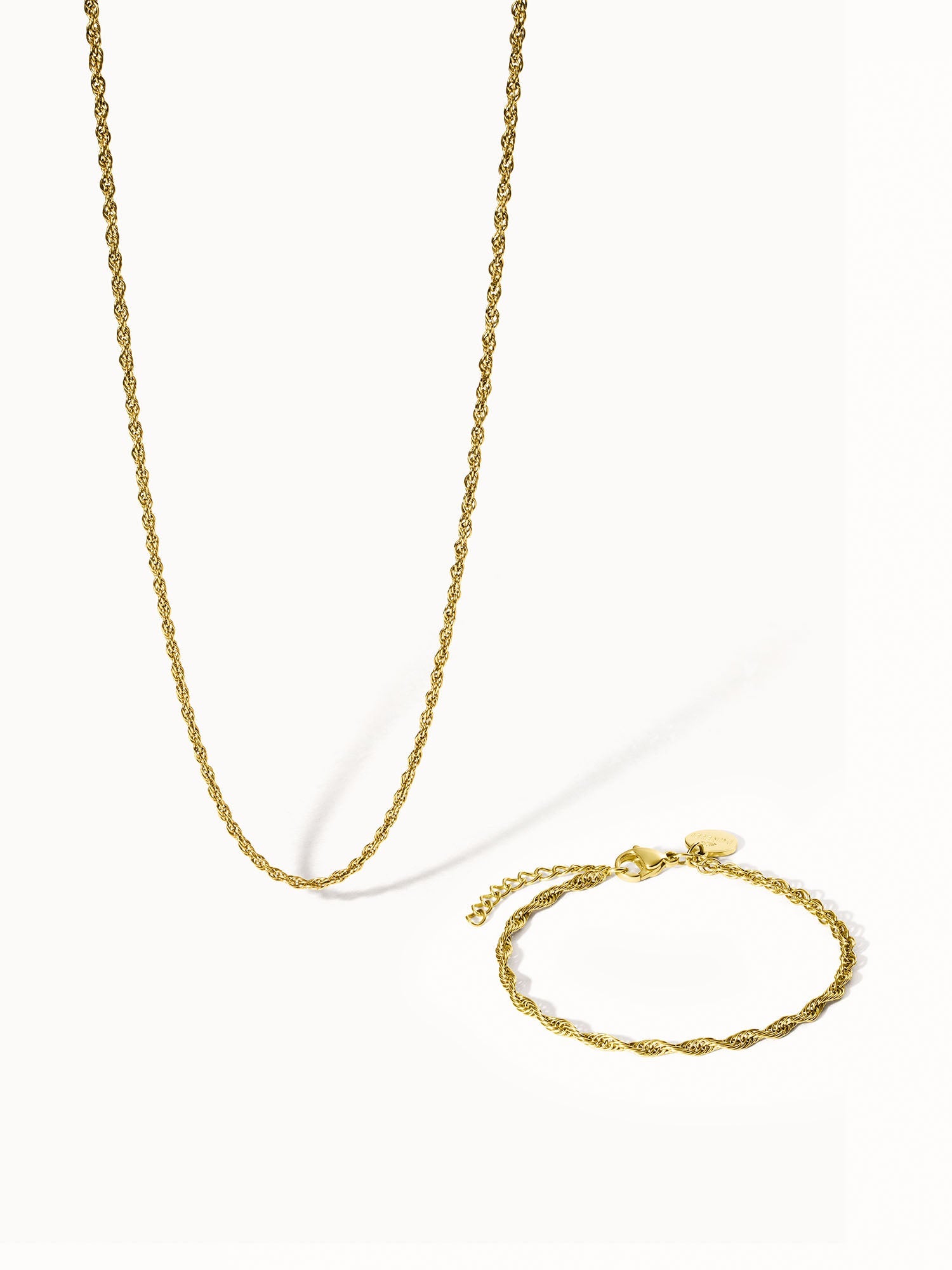 Goldene Kette und Armband mit gedrehter Struktur von PURELEI, elegant und feminin.