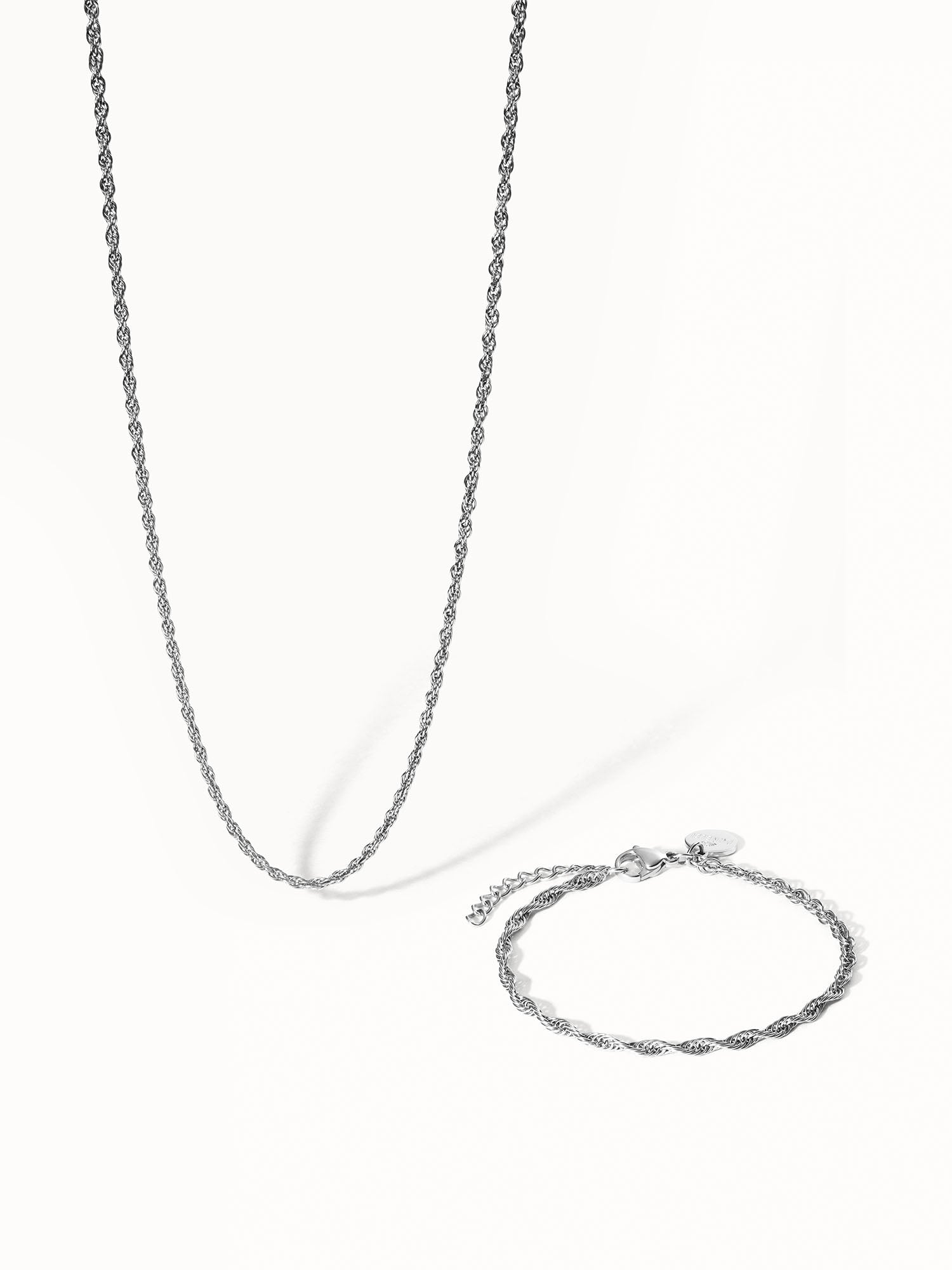 Silberne Kette und Armband mit gewundenem Design von PURELEI, elegant und zeitlos.