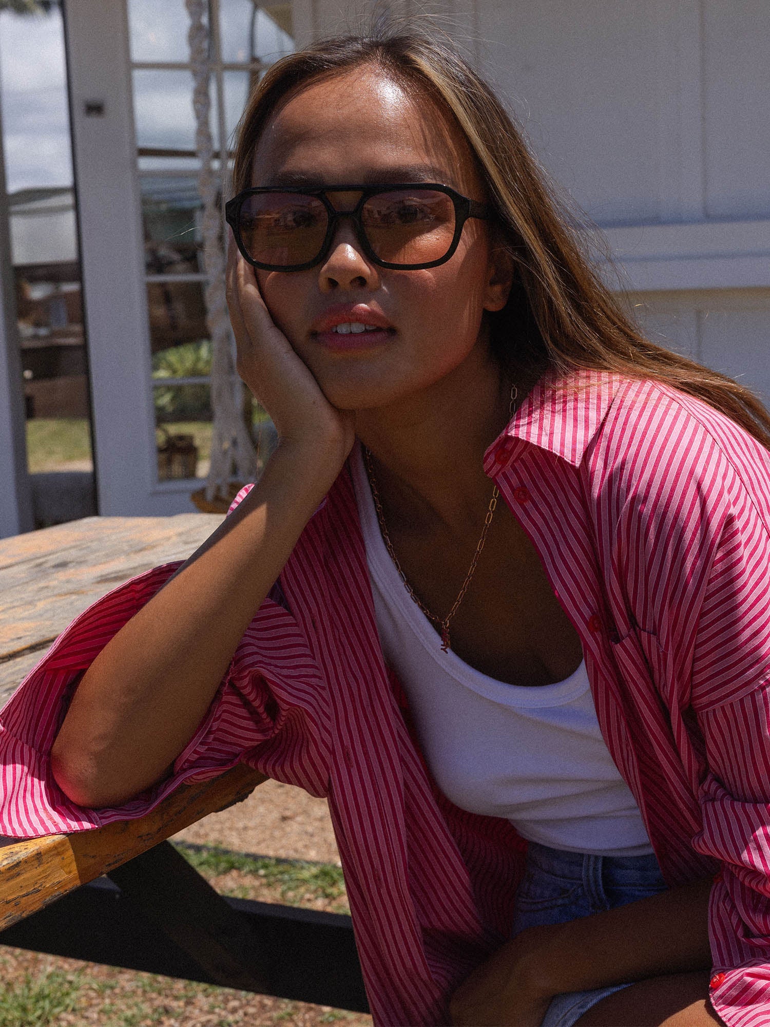 Feminine PURELEI Kette, getragen mit lässigem Outfit, strahlende Sommerstimmung.