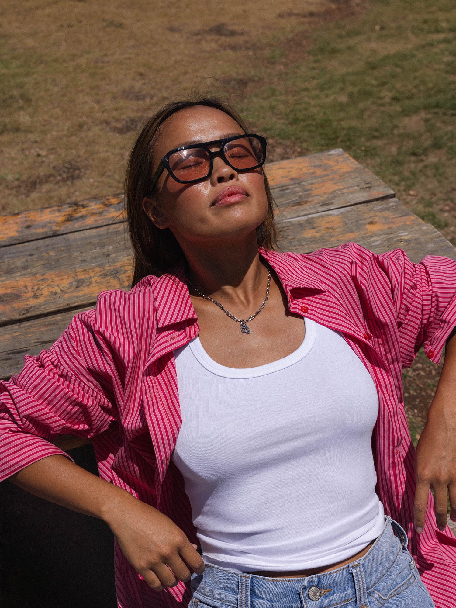 Feminine PURELEI Kette mit Anhänger, getragen in der Sonne, entspannte Stimmung.