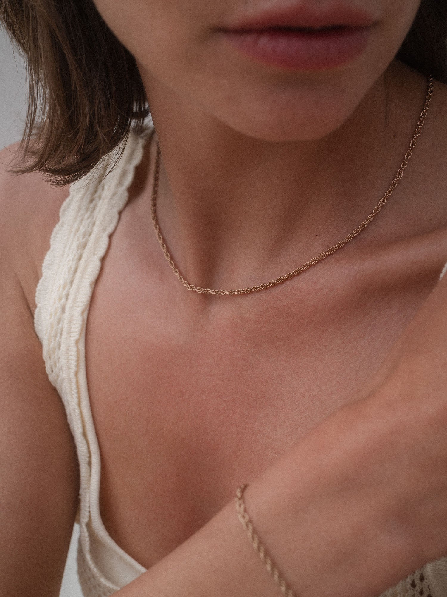 Roségoldene Kette von PURELEI, elegant und feminin, getragen auf zartem Hautton.