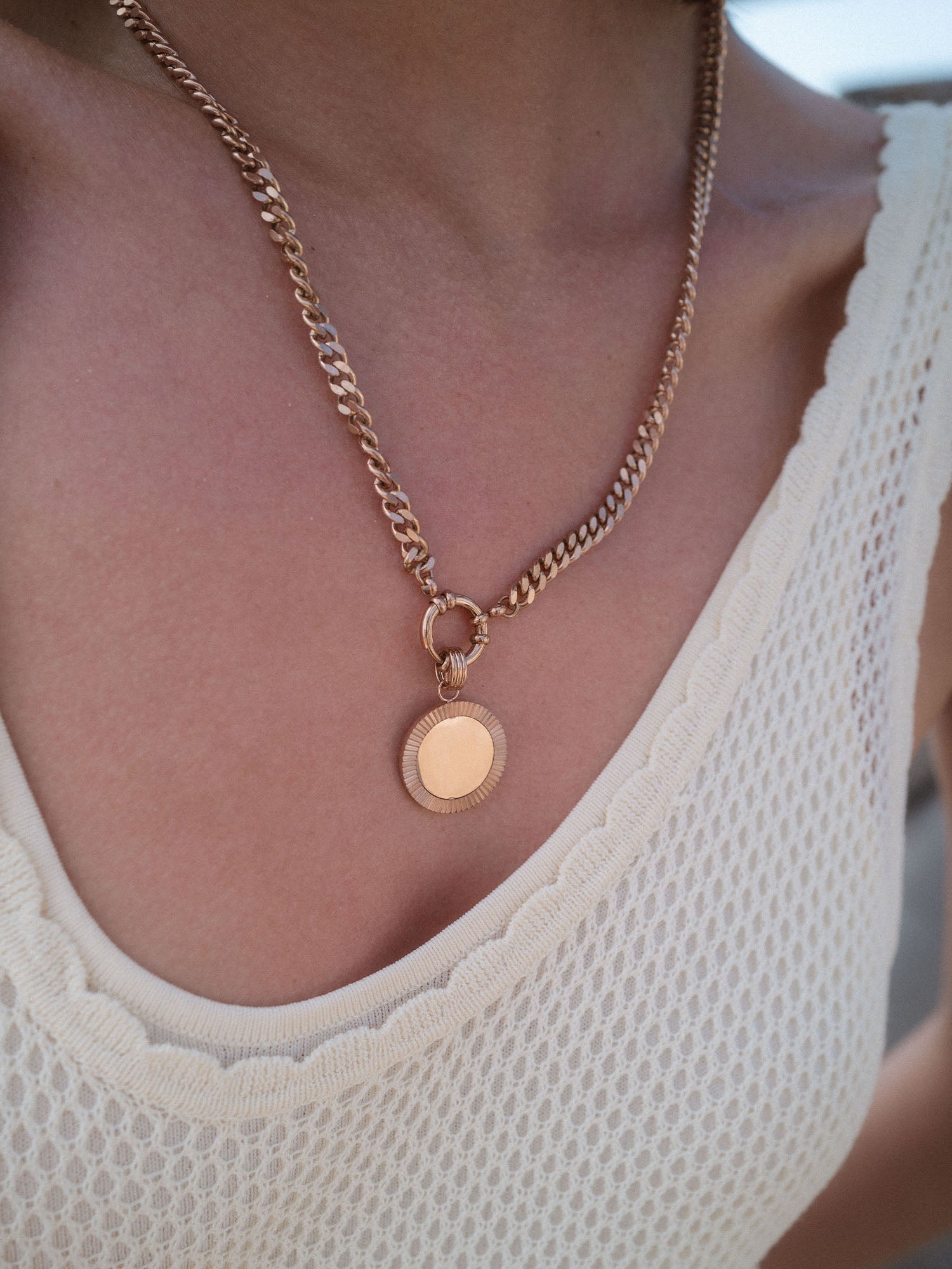 Inner Circle Charm in 18K Roségold mit geriffeltem Sonnenmotiv, an Kette getragen – elegant, nickelfrei, PURELEI.