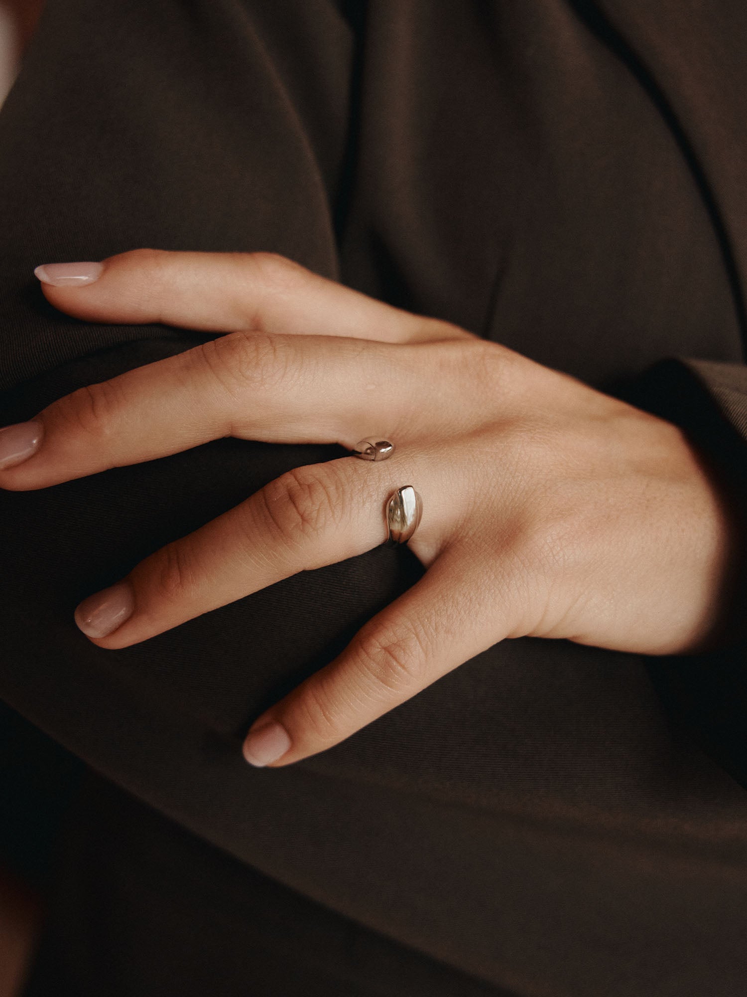 Zarter Ring aus Roségold mit elegantem Design, getragen an einer Hand, PURELEI.