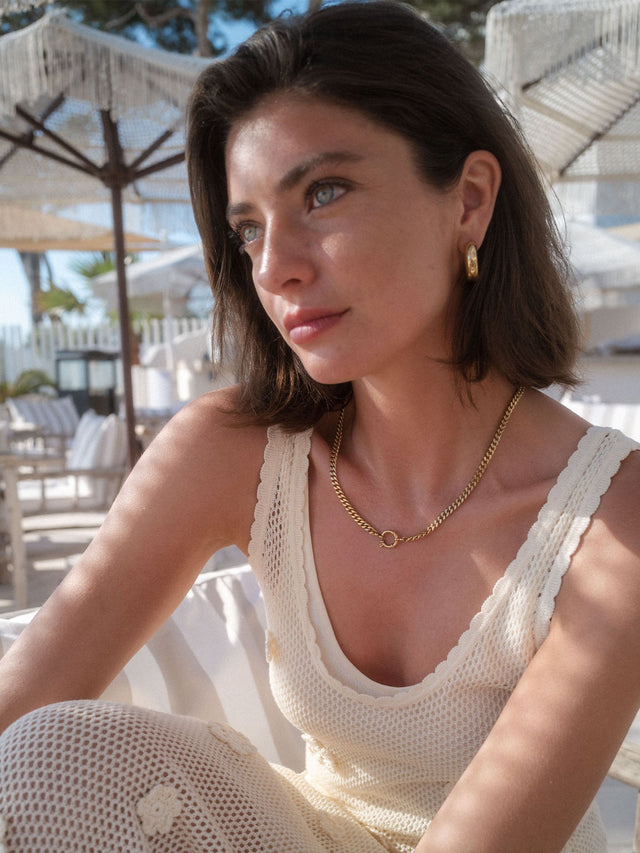 PURELEI Bold Charm Kette aus 14K vergoldetem Edelstahl, große Panzerkette mit Charm-Verschluss, luftig elegant am Strand.