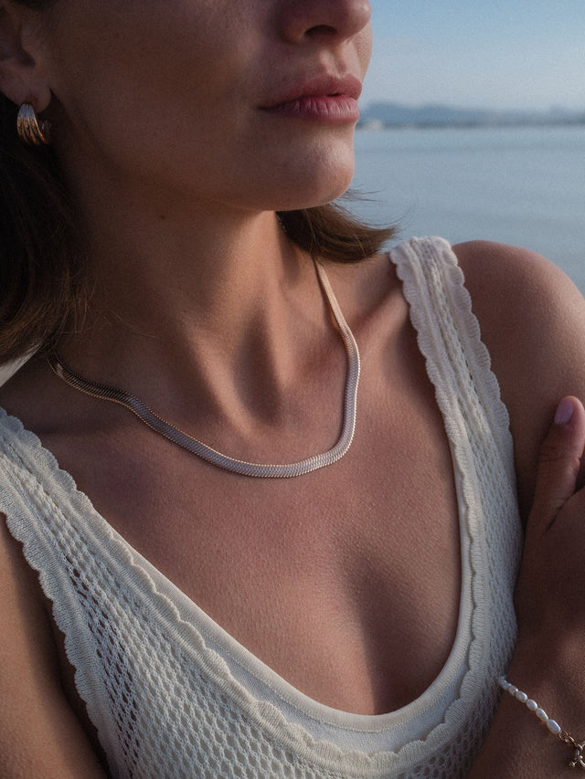 PURELEI I`Lalo Kette in Silber, breite Schlangenkette am Hals, elegant und zeitlos, natürliches Licht am Meer.