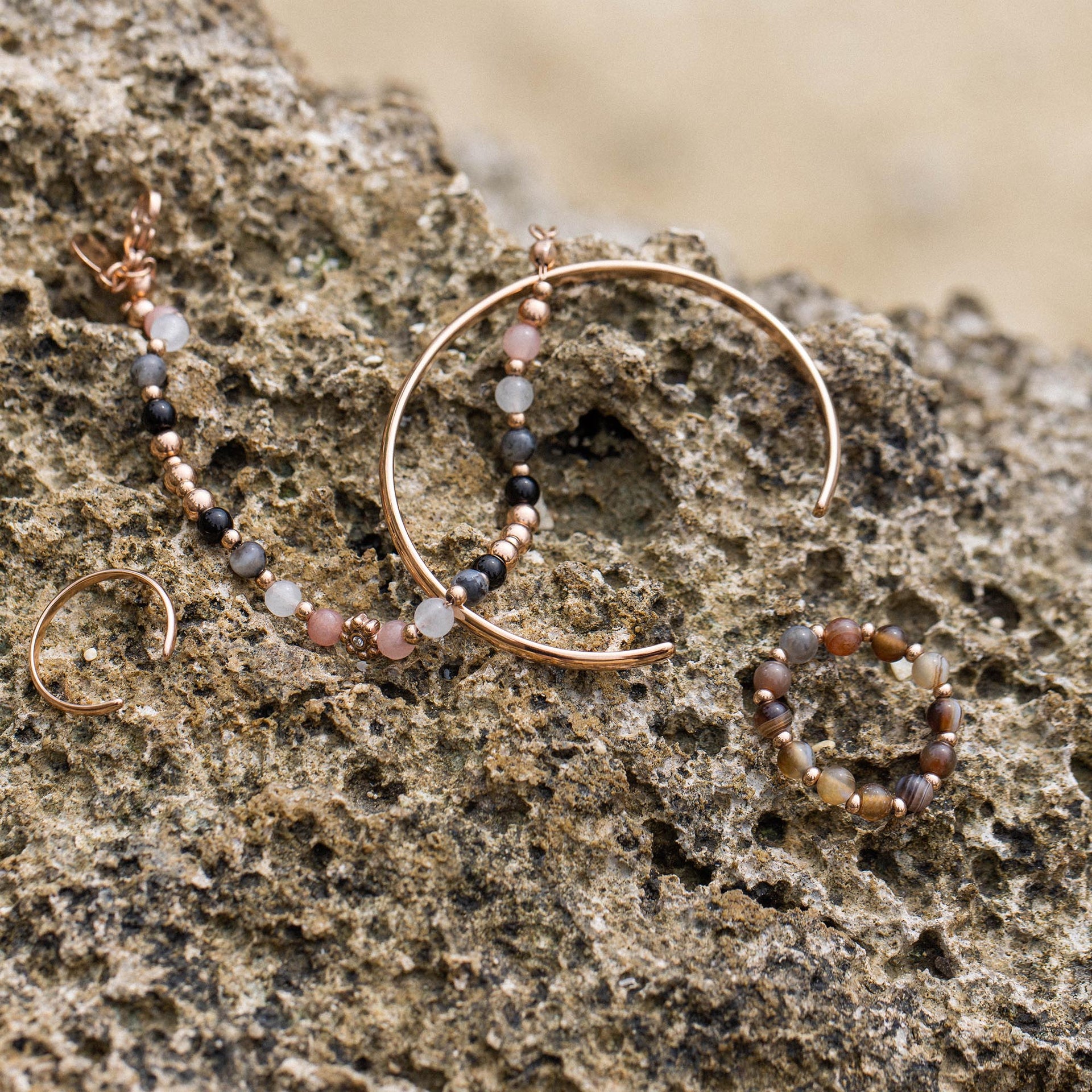 Anxiety Mahina Club Mokupuni Ring in Roségold mit Natursteinperlen auf rauem Stein, PURELEI Schmuck, nickelfrei.