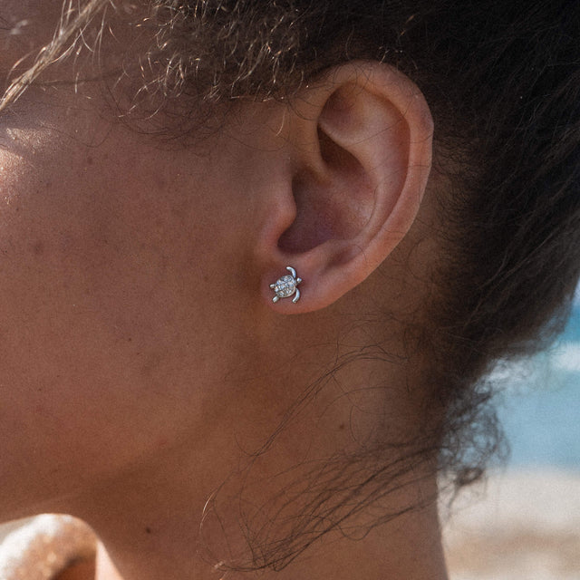 Silberne Ohrringe in Schildkrötenform, PURELEI, elegant und maritim inspiriert.