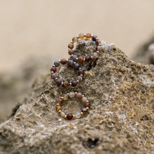 Anxiety Mahina Club Mokupuni Ring mit Naturstein- und Edelstahlperlen auf rauem Felsen, PURELEI Sinnlichkeit.