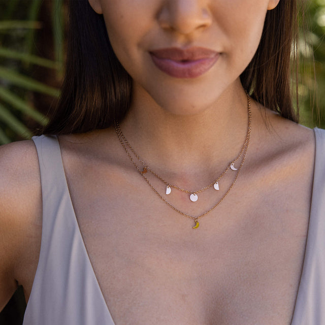Dreifach-Halskette aus Roségold mit Mond- und Tropfen-Anhängern von PURELEI.
