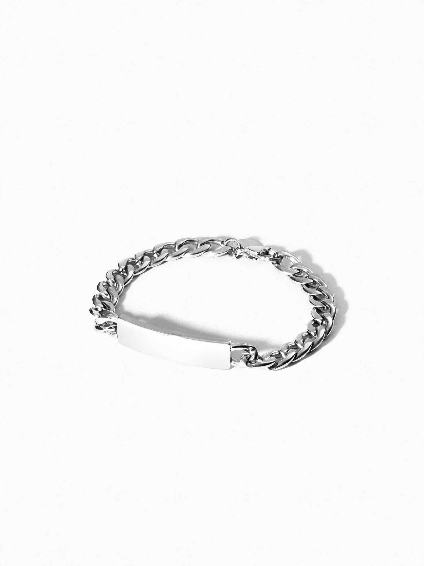 PURELEI Coco Pärchen Armband aus nickelfreiem Silber mit gravierbarem Element, klar und elegant inszeniert.