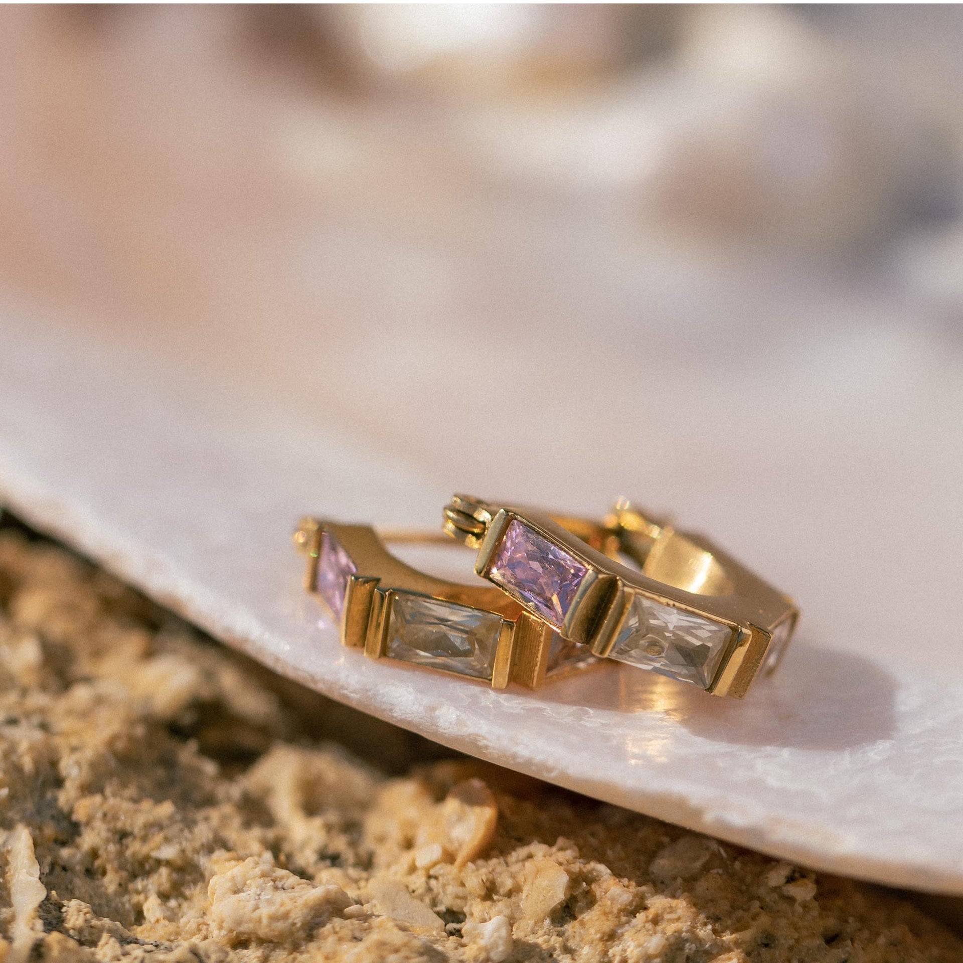 Goldene Creolen mit klaren Steinen auf Muschel, PURELEI inspiriert von der Natur.