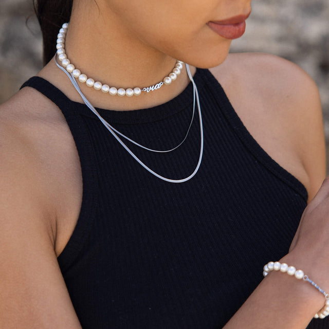 Zarte PURELEI Kette mit weißen Perlen und feinen silbernen Elementen, elegant und feminin.