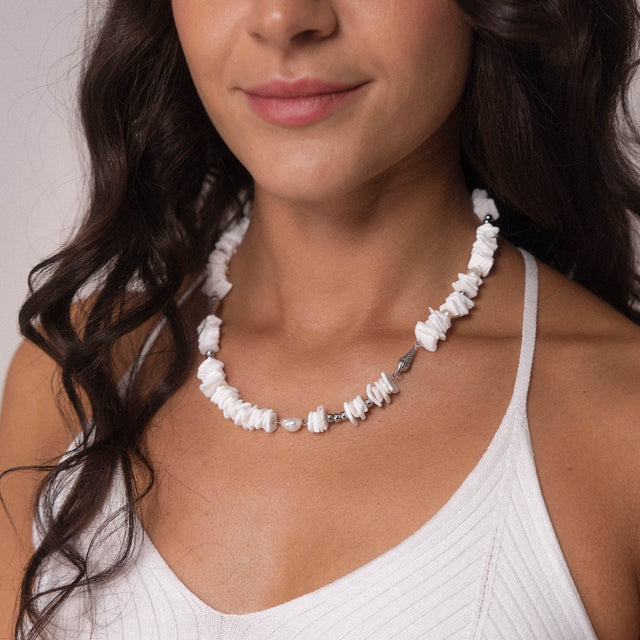 PURELEI Wela Kette mit weißen Muschelstücken und Perlen, elegant getragen zur sommerlichen Leinenbluse, natürlich feminin