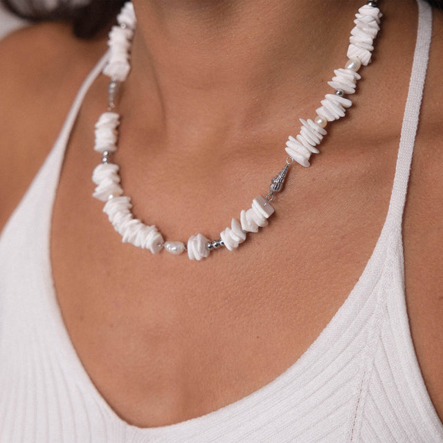 PURELEI Wela Kette mit weißen Muschelstücken und Perlen, silberfarben, getragen, eleganter Insel-Charme, nickelfrei.