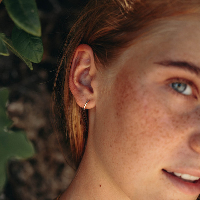 PURELEI Eye Creolen aus nickelfreiem Silber, getragen, strahlen natürliche Eleganz und Leichtigkeit aus.