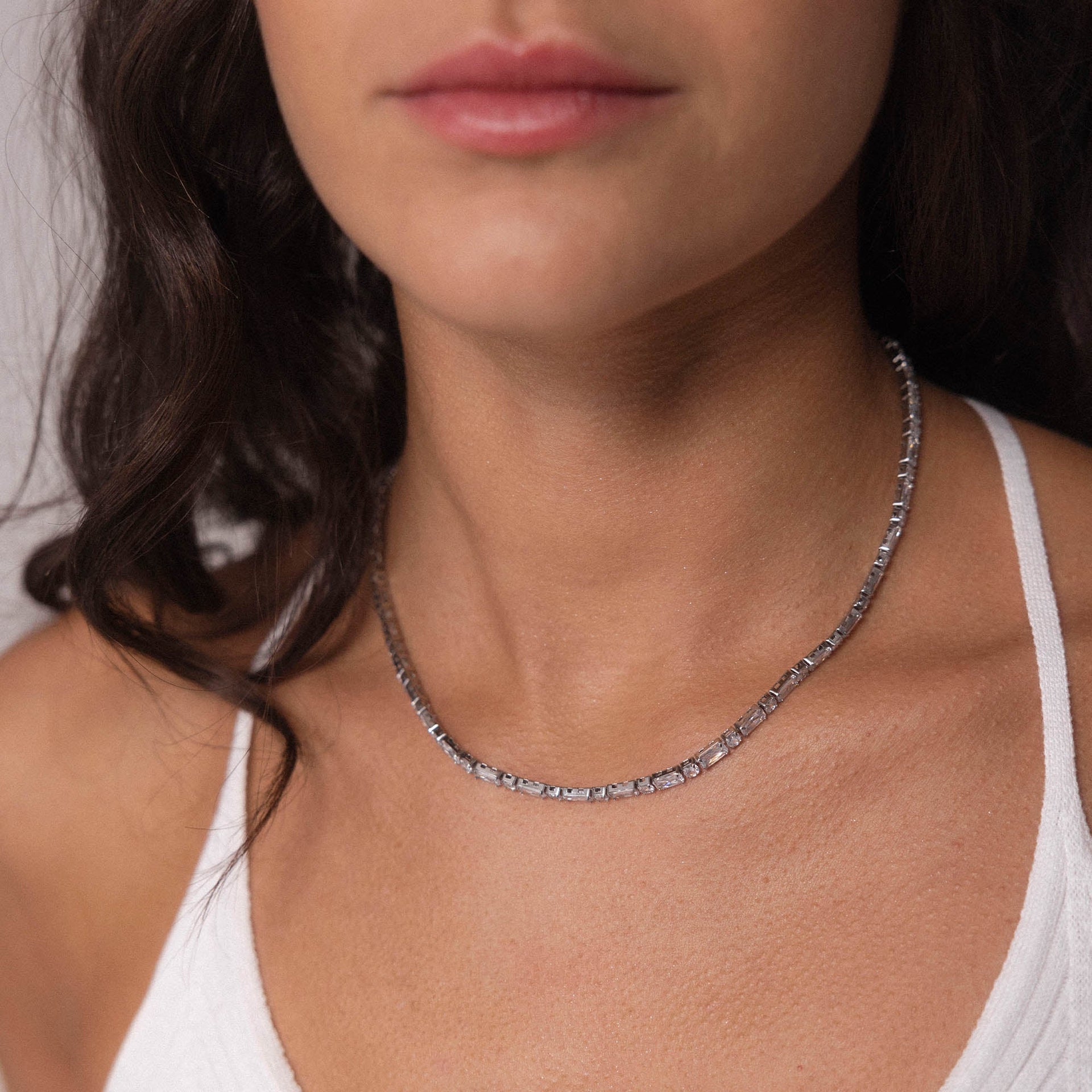 Silberne Kette mit klaren, geometrischen Formen, getragen mit Aloha-Spirit von PURELEI.