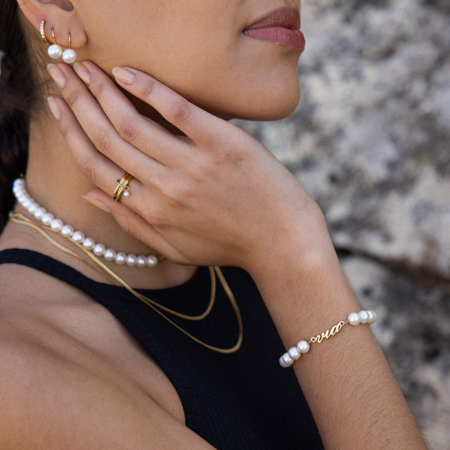 Elegante PURELEI Perlenkette und Armband in Weiß, getragen mit femininer Ausstrahlung.