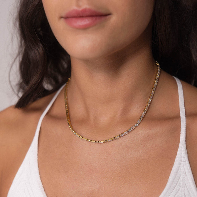 Roségoldene Kette mit klaren Details, getragen von einer Frau, PURELEI inspiriert.