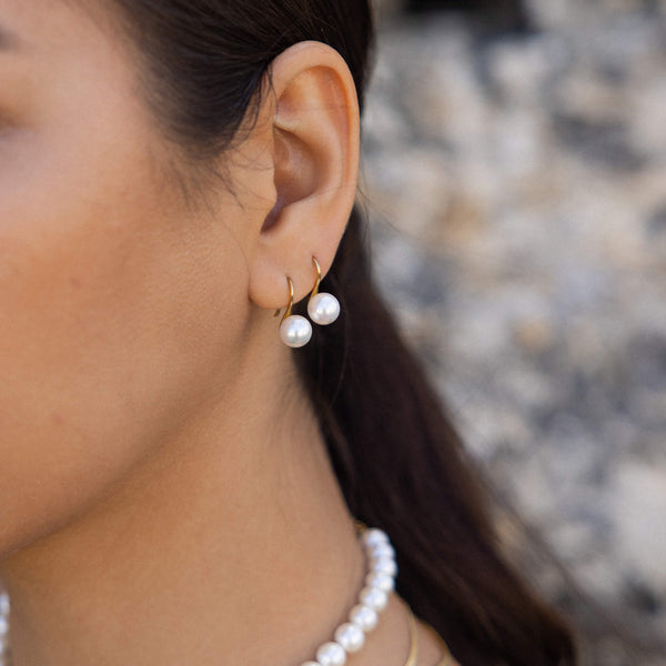 Nickelfreie Creolen mit weißen Perlen von PURELEI, elegant und feminin.