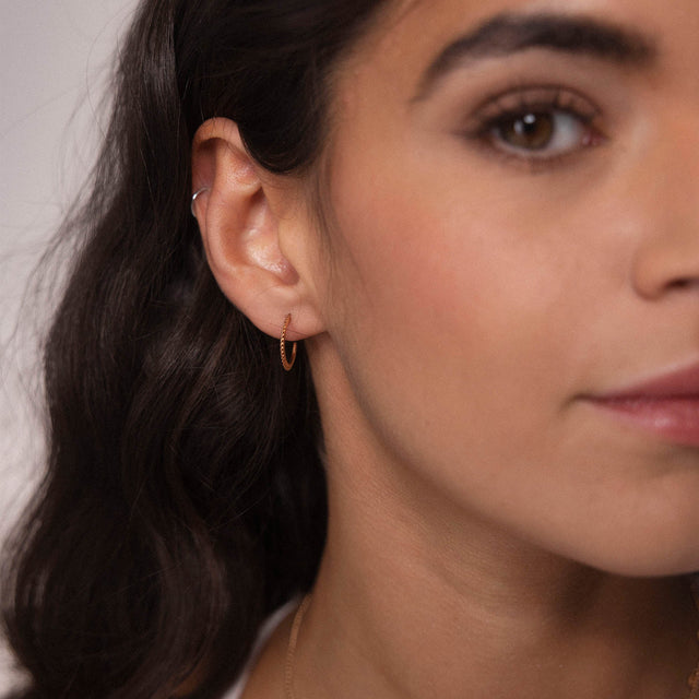 PURELEI Olani Creolen in Roségold aus 18K rosévergoldetem Edelstahl, fein und elegant am Ohr getragen.