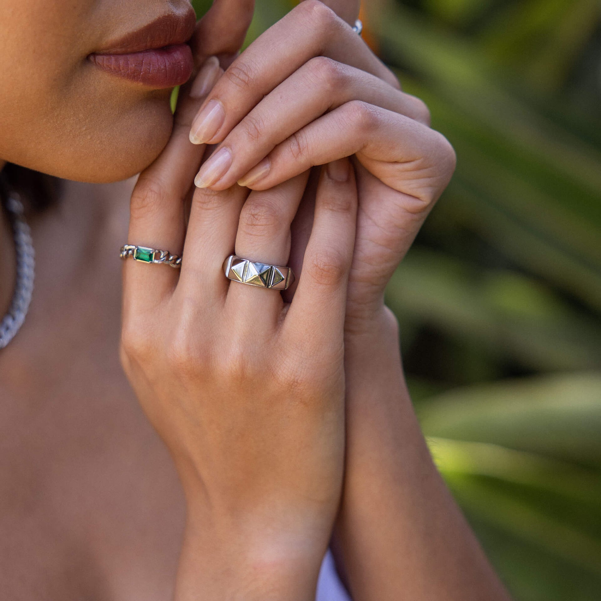 Be You Ring von PURELEI aus 18K Gold Edelstahl mit Nieten, getragen in natürlicher, warmer Island-Atmosphäre