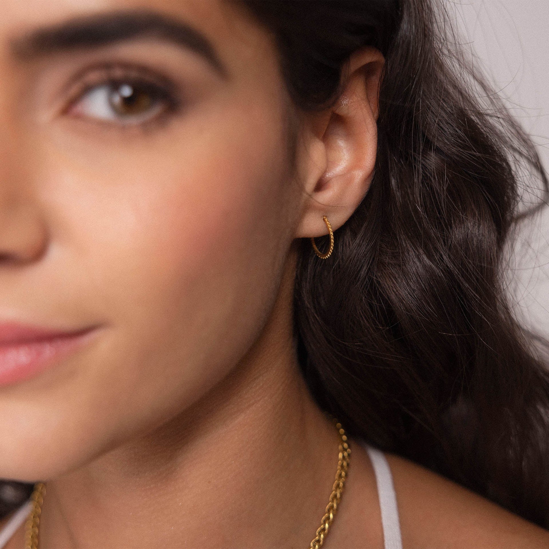 PURELEI Olani Creolen aus 18K vergoldetem Edelstahl, zart am Ohr, elegante Island-inspirierte Leichtigkeit.