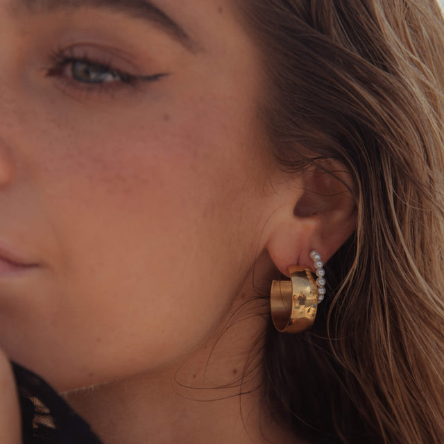 Roségoldene Creolen mit Perlen von PURELEI, elegant und feminin, strahlen zeitlose Schönheit aus.