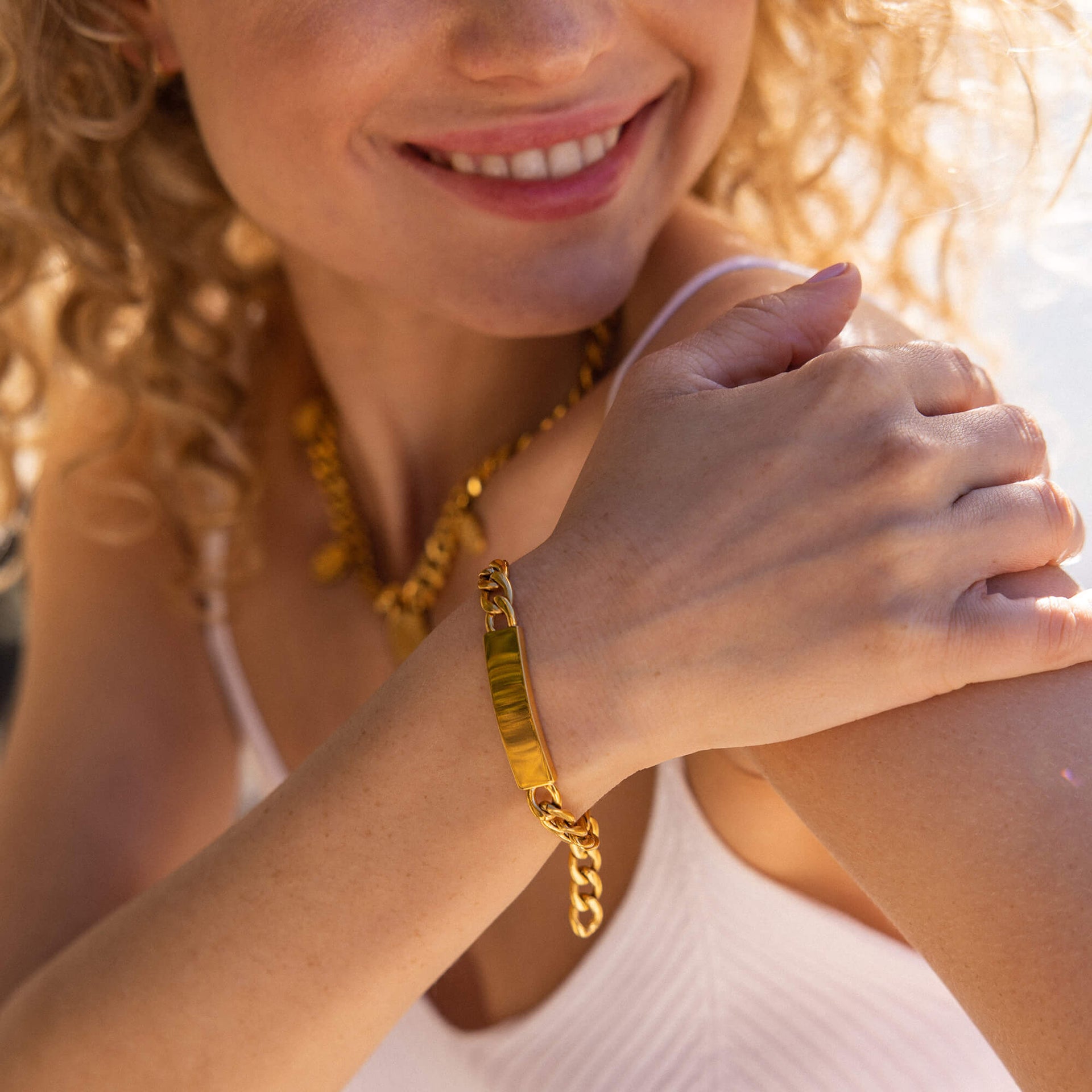 Goldenes Armband mit Kettendesign, getragen in warmem Licht, von PURELEI.