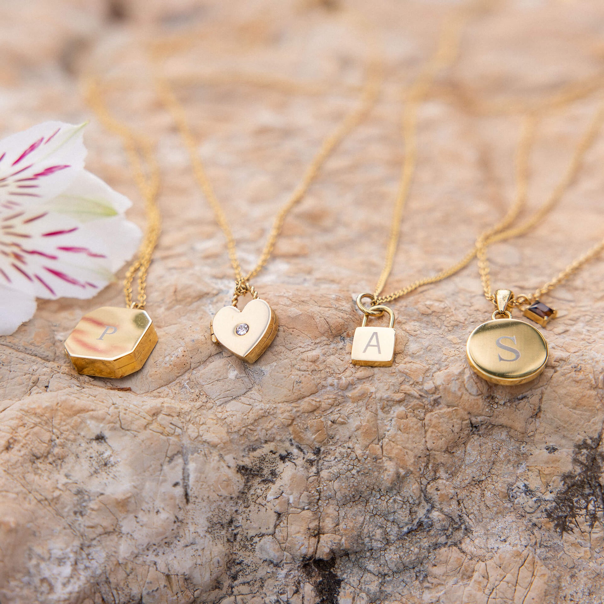 PURELEI Padlock Charm Kette in 18K Gold mit Gravur, elegant auf Naturstein, feminin und nickelfrei gestaltet